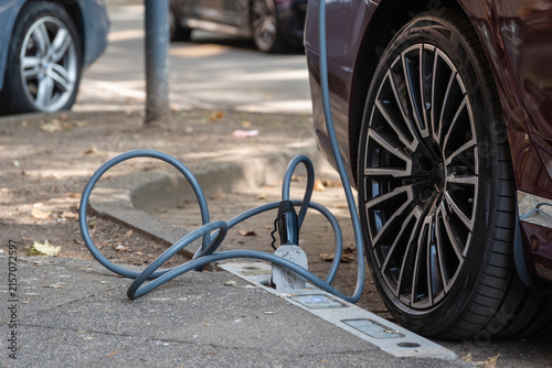 Ein E-Auto wird an einem Ladebordstein auf der KÖ mit einem Kabel aufgeladen, Düsseldorf, Deutschland