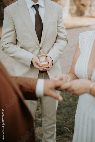 Foto Échange des alliances lors d'une cérémonie de mariage en extérieur