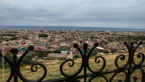 Canvastavla A panoramic view of a city from the top of a hill, with buildings and streets be