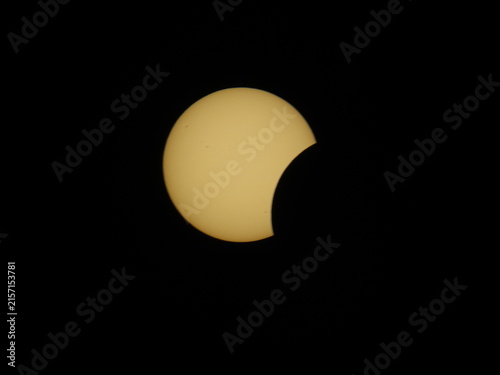 Fotografía A partial solar eclipse glows against a black sky during a summer evening over Mioglia, Italy