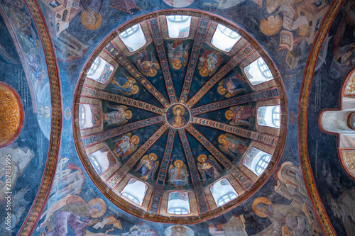 Quadro su tela Gilded dome radiates light through circular windows