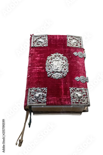 Foto An antique manuscript book with a transparent backing, silver embellishments, a lock, and a burgundy velvet cover