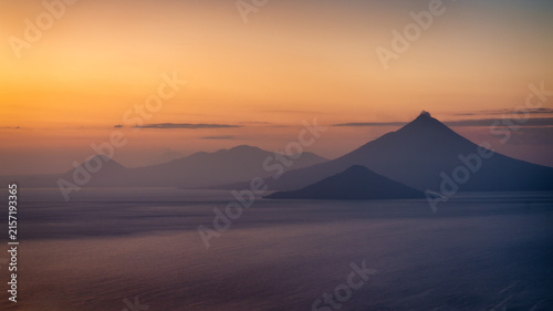 Foto Momotombo volcano sunrise over Lake Managua in Nicaragua 2025