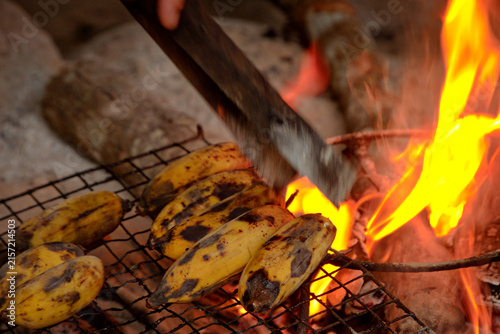 Fotografía Bananas roasting over an open wood fire at a Karen farm homestay in northern Tha
