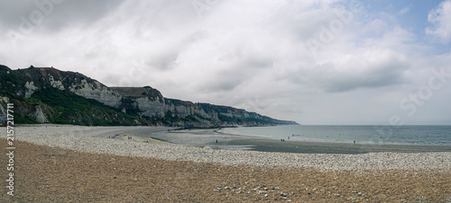 Panorámica de la Plage de Saint-Jouin-Bruneval formada por grandes guijarros , en un día nuboso de verano viajando por la Normandía Francesa cerca de Etretat en 2022
