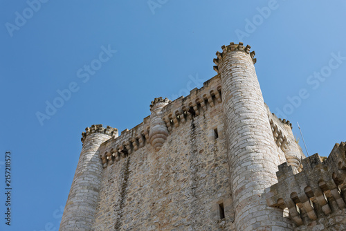 Fotografía Tiedra castle displaying medieval architecture under blue sky