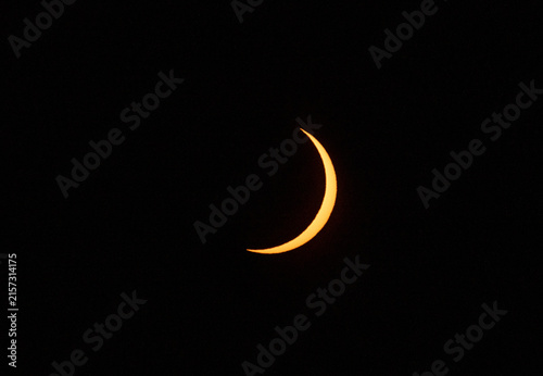 Spectacular Moments Before Totality During Solar Eclipse – Detailed View of the Moon and Remaining Sunlight