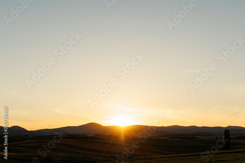 夕日に染まる美瑛の丘とポプラの木（秋の北海道）
