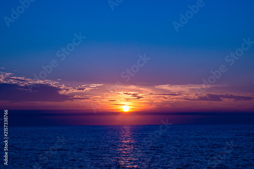 水平線に沈む夕陽