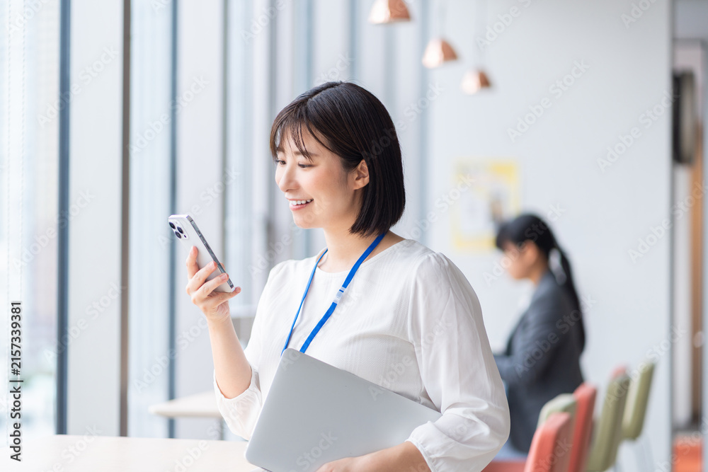 Obraz premium カフェでスマホを操作するビジネスマン 撮影協力：学校法人電波学園 東京電子専門学校
