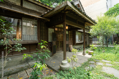 Plakat 日本式の木造建築家屋の入り口