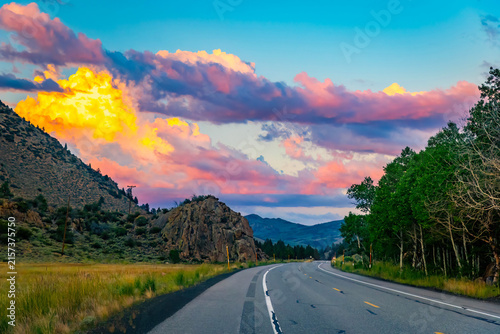 Foto Mono Basin road stretches under vivid sunset clouds