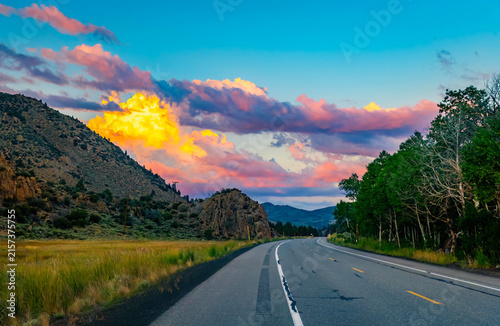 Foto Mono Basin road stretches under vivid sunset clouds