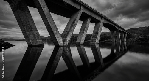 Cuadro en lienzo Symmetrical monochrome architecture of modern brutalist concrete X-frame bridge