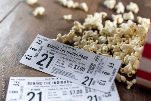 Cuadro en lienzo Movie night tickets popcorn table