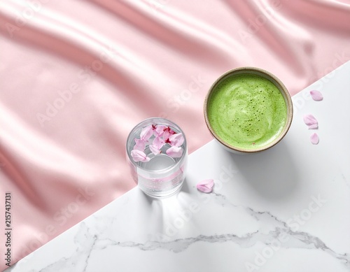 Fototapeta シルクと大理石背景の春色抹茶ラテと桜の花びら フェミニンなコピースペース