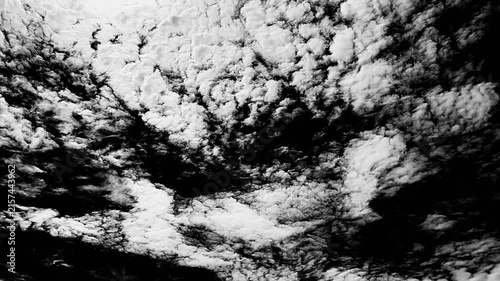 ゆっくりの変化するハイコントラストな大空　タイムラプス