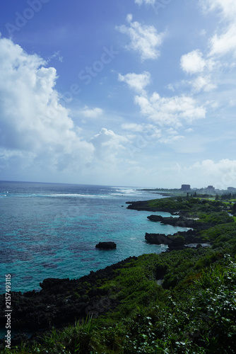 真夏の宮古島の入り江・青い海と空（縦型）