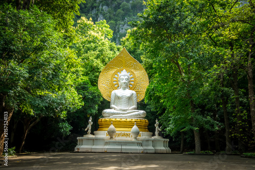 Foto White giant buddha in a valley within Wat Tham Phra Bodhisattva in Saraburi Province, Thailand