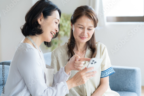 仲良しなシニアの女性と友達
