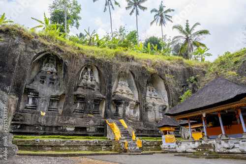 Cuadro en lienzo BALI, INDONESIA – OCTOBER 20, 2024: Ancient 11th century rock-cut candi shrines carved into cliff face at Gunung Kawi Temple