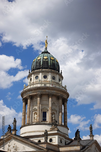 Foto Berlin, Germany, June 8th 2026: The Französischer Dom at Gendarmenmarkt in Berlin rises with refined symmetry, its elegant tower and classical architecture reflecting the French Huguenot heritage