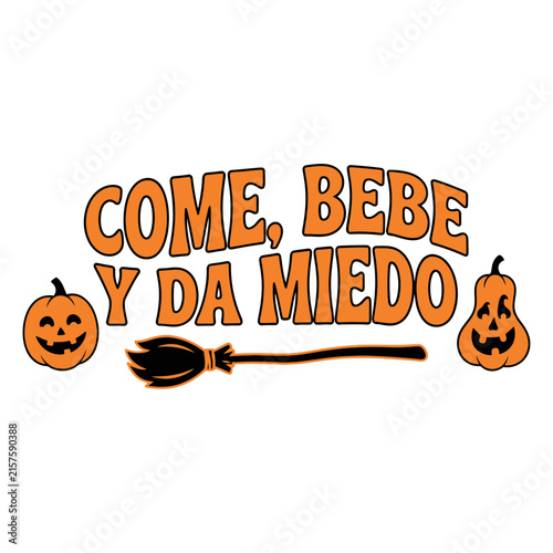 Картината върху платно Vector Halloween en español: Fraza Come Bebe Da Miedo; Calabaza con cara asustada, escoba de bruja; Tipografía naranja, diseño festivo para camisetas y etiquetas