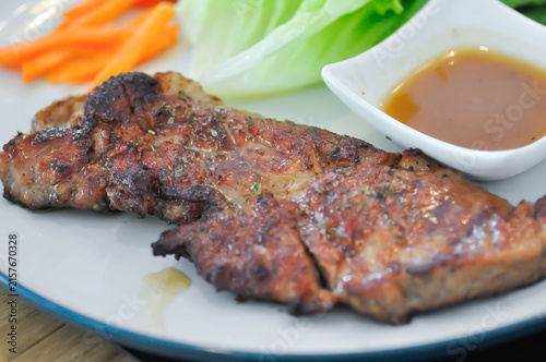Fotografie pork steak or grilled pork and salad or pork chop and vegetable for serve