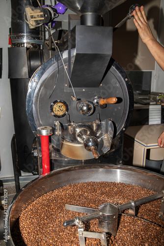Quadro su tela Professional roaster machine step by step forming roasted coffee beans from raw seeds
