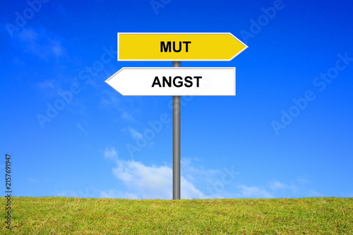 Fotografía Schild Wegweiser zeigt Mut und Angst