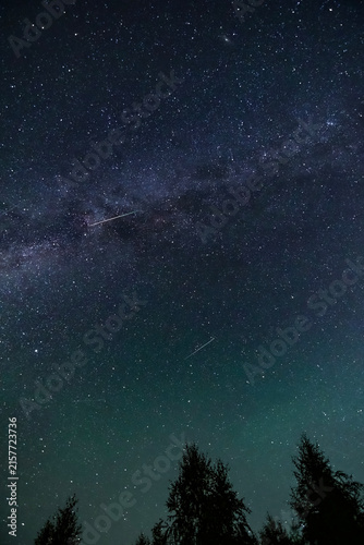 Foto The Milky Way and Perseid meteor shower illuminating a clear summer night sky