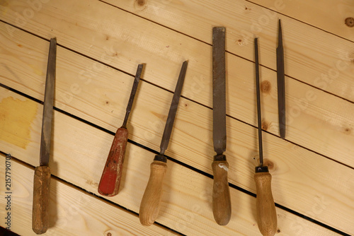 Foto Set of vintage woodworking chisels with brass ferrules and worn blades rests on