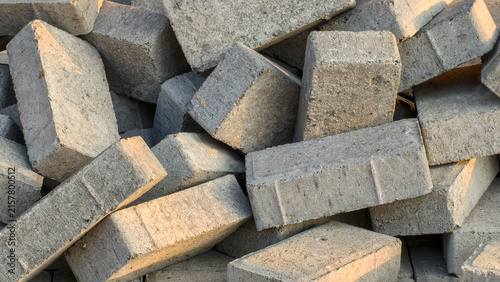 Cuadro en lienzo Pile of gray concrete paving blocks for outdoor construction.