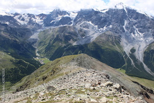 Fotografie Rocky ridge overlooking Solda and the Ortler massif, South Tyrol