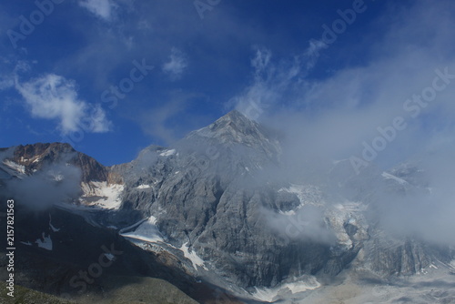 Foto Königspitze (Gran Zebrù) emerging through clouds near Solda