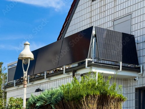 Mehrere Solarpanele an einem Balkon in Wuppertal, Deutschland