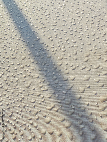 Gotas de condensación en un tejido impermeable