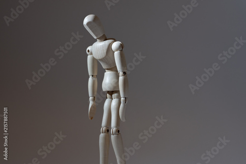落ち込んでいるポーズの木の人形