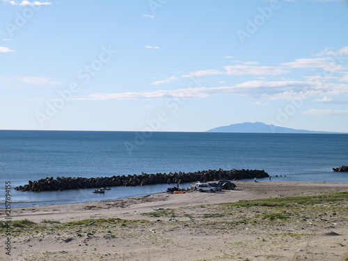 夏の穏やかな海、日本海の景色と遠くに見える男鹿半島