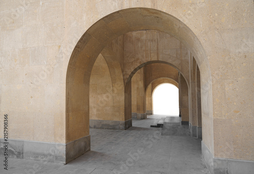 Canvas Print Minimal interior archway with warm sunlight on wall for architectural background