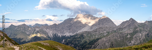 Konstfotografi Malbun, Liechtenstein: Panorama um Schesaplana (2965 m), dem höchsten Berg im Rä