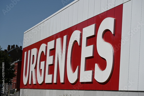 Cuadro en lienzo un grand mur blanc avec l'inscription urgences en grosses lettres blanches peintes sur un rectangle rouge