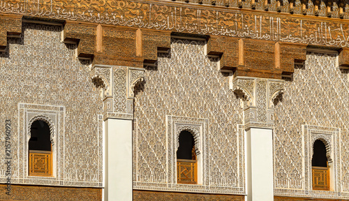 Canvas Print Intricate Medieval Plasterwork and Arched Windows on a Historical Facade in Moro