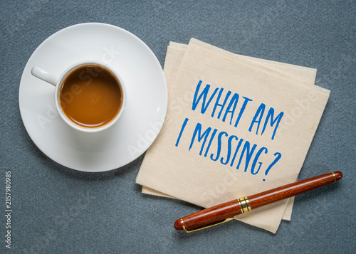 Foto What Am I Missing? Thought provoking handwritten question on a napkin with coffee and pen, encouraging self-reflection, awareness, curiosity, and personal growth
