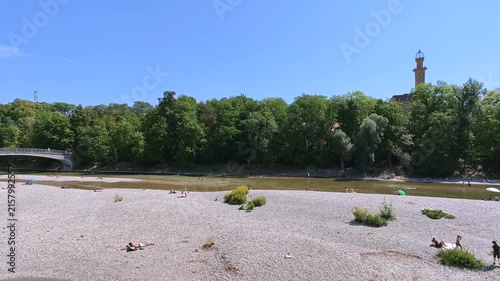 Menschen erfrischen sich am Ufer der kühlen Isar an einem heißen Sommertag, München, Oberbayern, Bayern, Deutschland