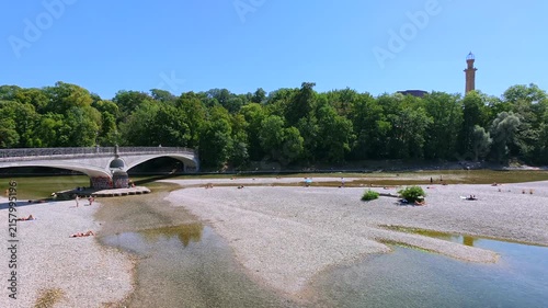 Menschen erfrischen sich am Ufer der kühlen Isar an einem heißen Sommertag, München, Oberbayern, Bayern, Deutschland