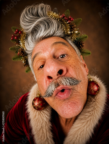 Senior weihnachtlich geschmückt
