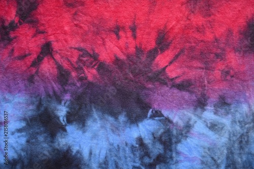 Foto Abstract background texture of vibrant red, purple and blue tie-dye cotton fabri