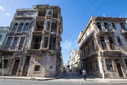 Fotografía Street view of Old Havana, Cuba, showing historic colonial buildings and deteriorating urban infrastructure amid the country's ongoing economic crisis