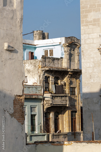 Fotografía Street view of Old Havana, Cuba, showing historic colonial buildings and deteriorating urban infrastructure amid the country's ongoing economic crisis